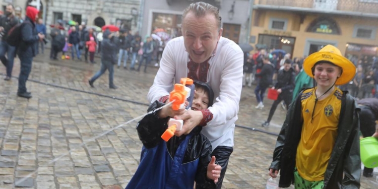 Традиции – наше все: во Львове прошел «Поливаный понедилок»