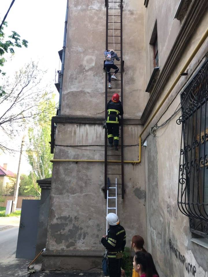 Хотели сфотографироваться: в Николаеве спасателям ранним утром пришлось снимать с крыши дома двух девочек-подростков 6