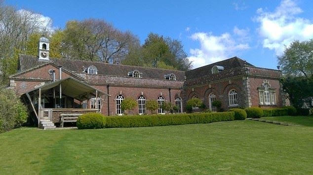 В Британии законы работают: известному режиссеру Гаю Ричи придется вернуть первозданный вид оранжерее старинного особняка