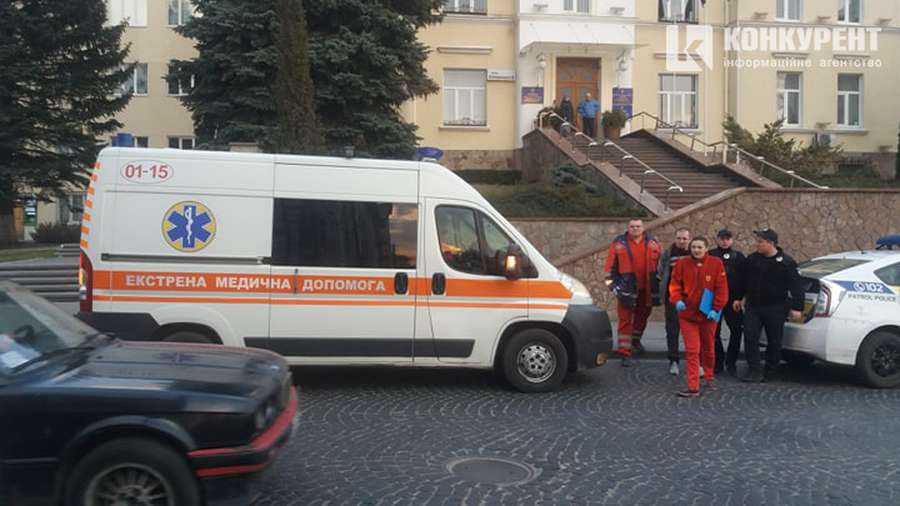 Перед входом в Луцкий городской совет мужчина угрожал самосожжением, требуя встречи с Зеленским 13