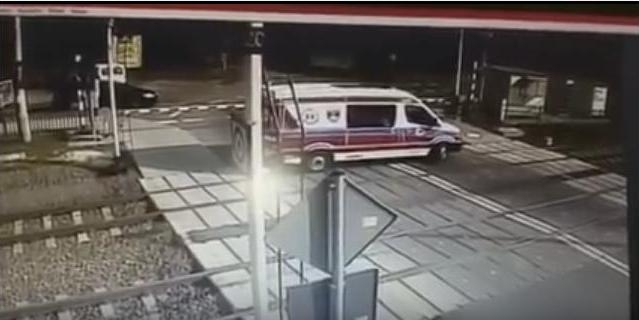 В Польше поезд протаранил «скорую» – врач и фельдшер погибли на месте