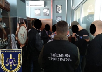 В Николаеве задержан полицейский, требовавший от предпринимательницы, торгующей часами, $200 ежемесячно
