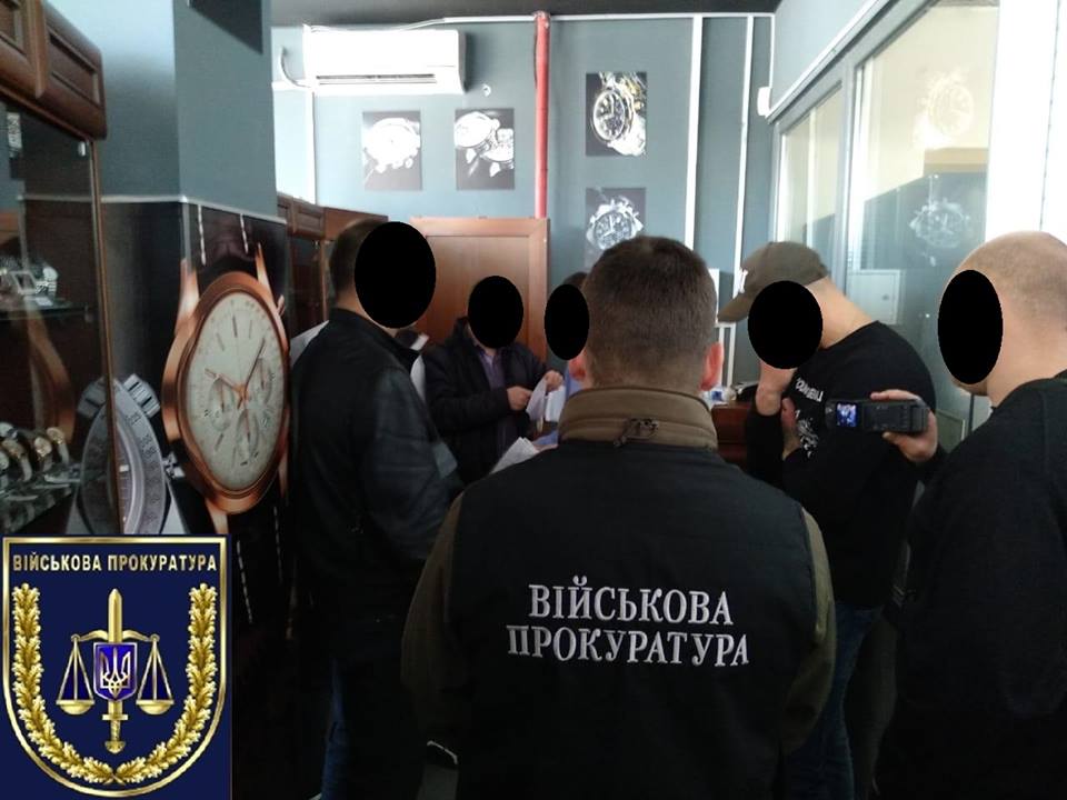 В Николаеве задержан полицейский, требовавший от предпринимательницы, торгующей часами, $200 ежемесячно 1