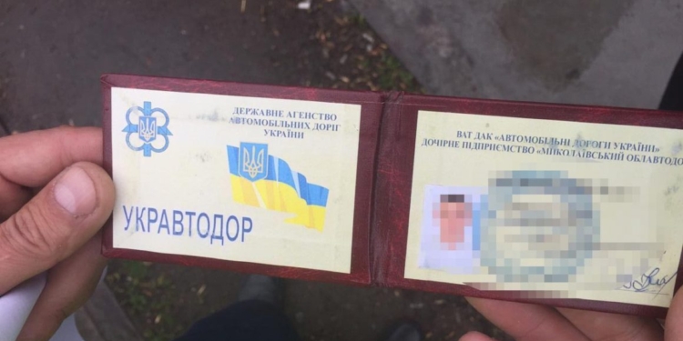 В Николаеве 36-летнему работнику облавтодора, которому водители платили «мзду» за непрохождение ГВК, избрали меру пресечения