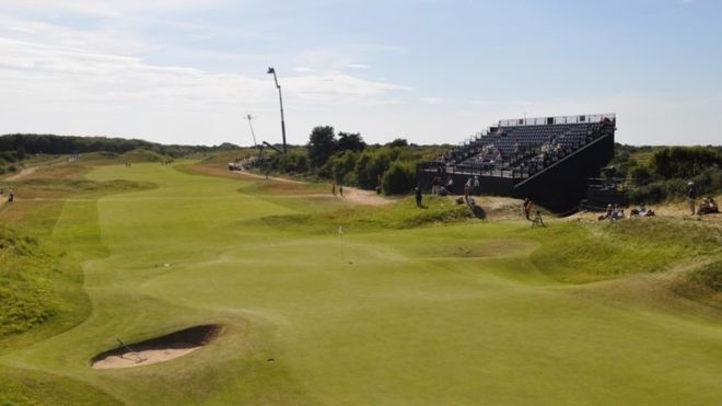 В Британии самолет упал на поле для гольфа: погиб пилот