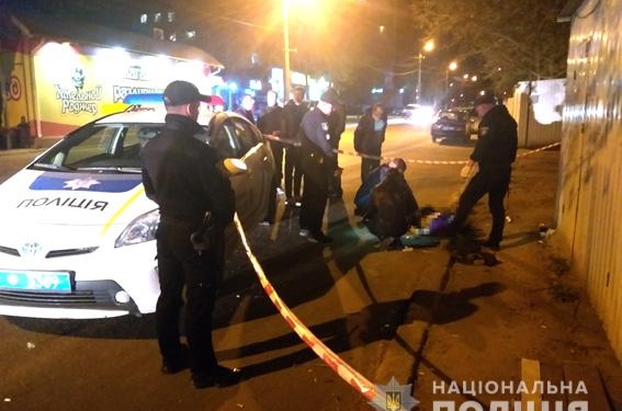 На остановке в Николаеве нашли мертвого мужчину