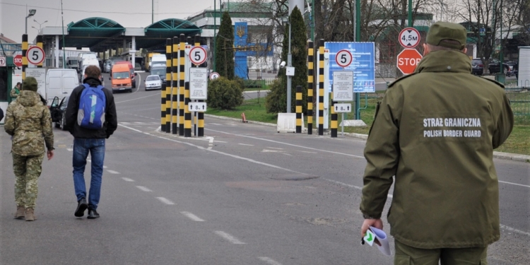 Украинец перешел границу с Польшей задом наперед, чтобы запутать следы