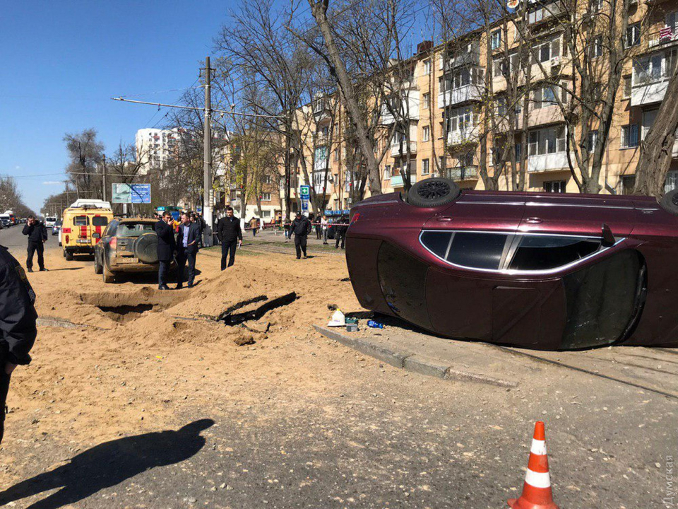 Мощный взрыв в Одессе - повреждены авто, парализовано движение трамваев 5