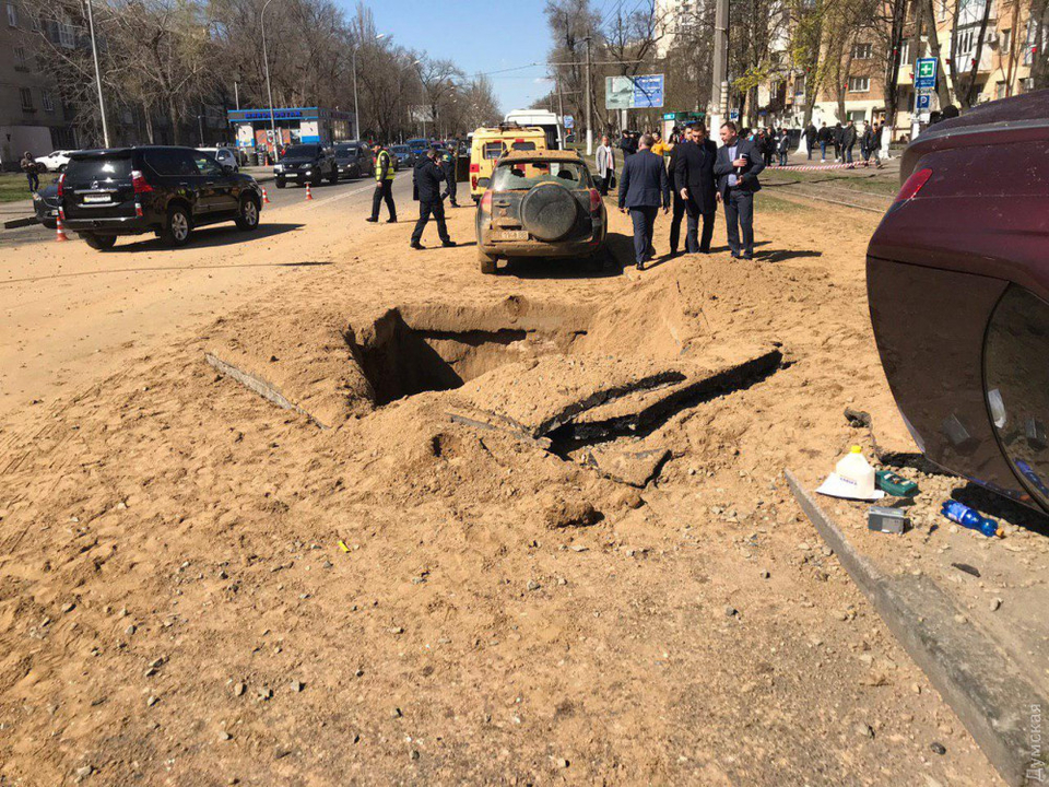 Мощный взрыв в Одессе - повреждены авто, парализовано движение трамваев 7