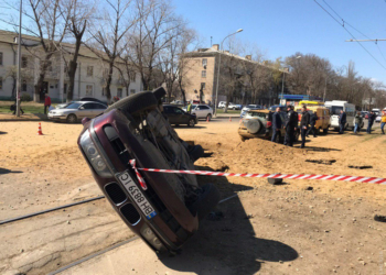 Мощный взрыв в Одессе – повреждены авто, парализовано движение трамваев
