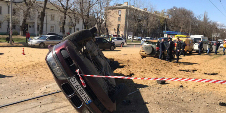 Мощный взрыв в Одессе – повреждены авто, парализовано движение трамваев