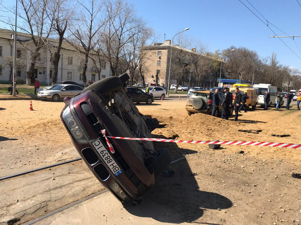 Мощный взрыв в Одессе - повреждены авто, парализовано движение трамваев 1