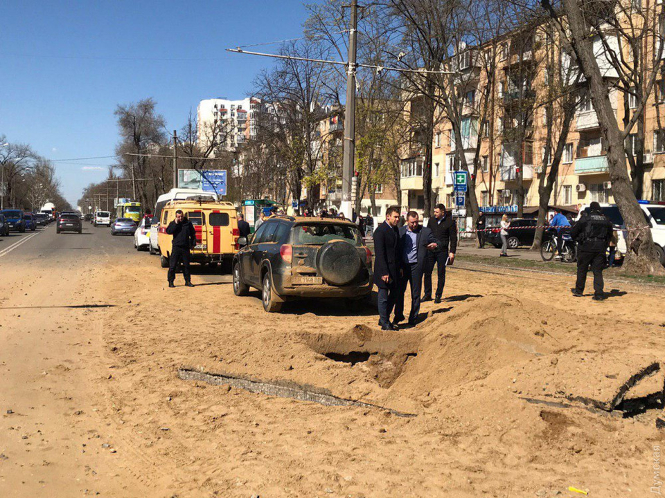 Мощный взрыв в Одессе - повреждены авто, парализовано движение трамваев 9