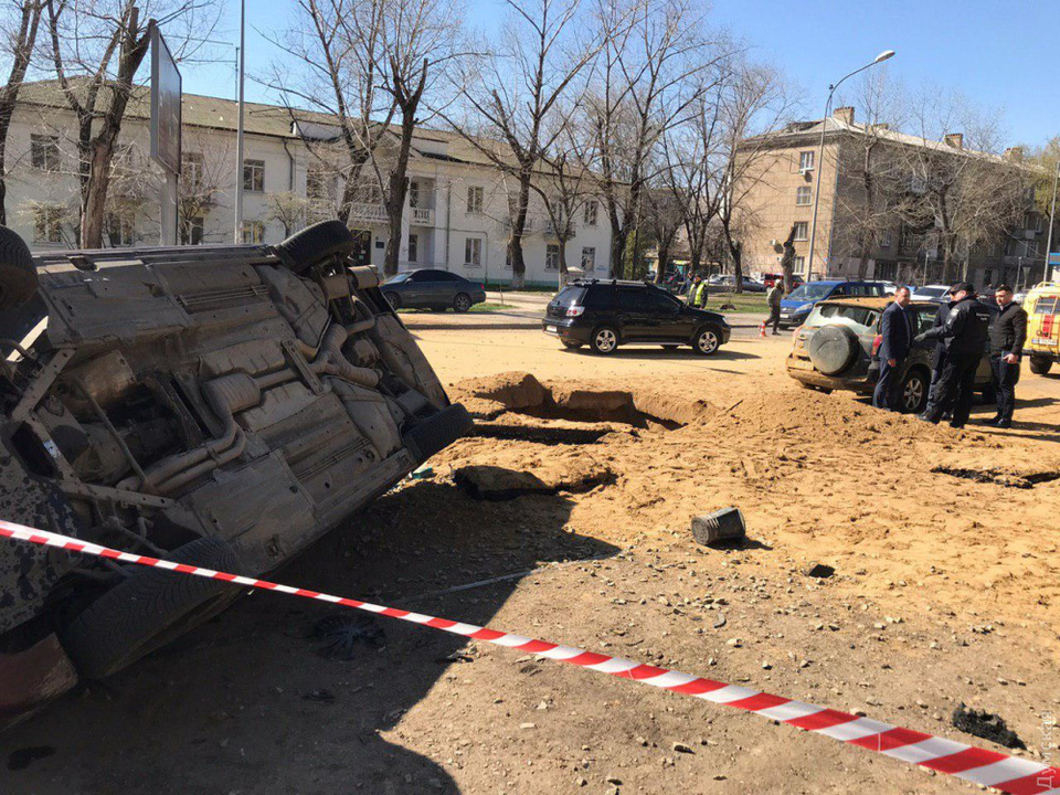 Мощный взрыв в Одессе - повреждены авто, парализовано движение трамваев 11