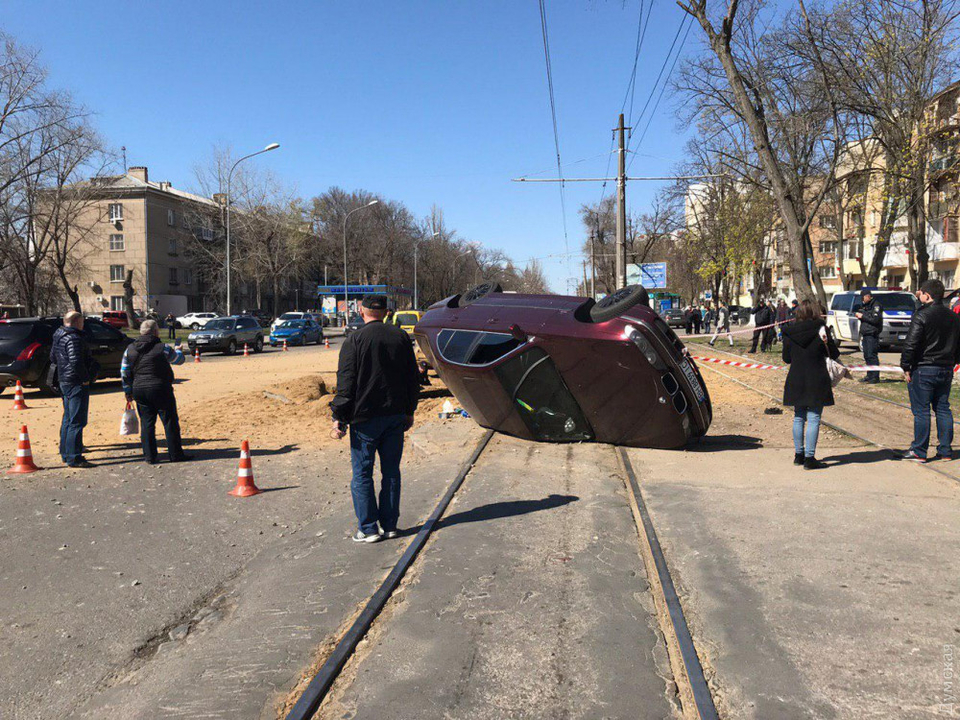 Мощный взрыв в Одессе - повреждены авто, парализовано движение трамваев 13