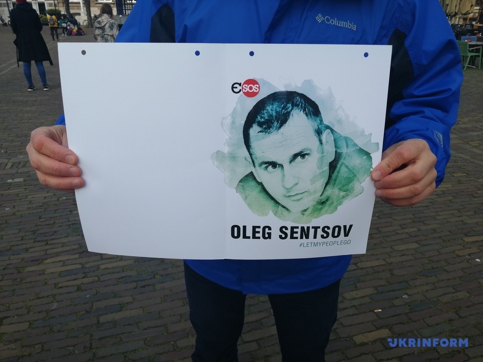 «Верните нашего режиссера» - николаевские студенты устроили в Гааге акцию в поддержку узников Кремля 5