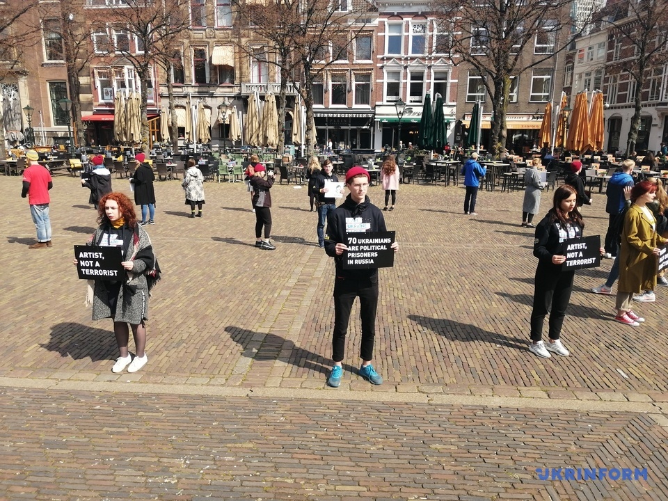 «Верните нашего режиссера» - николаевские студенты устроили в Гааге акцию в поддержку узников Кремля 1