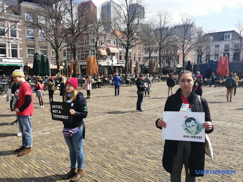 «Верните нашего режиссера» - николаевские студенты устроили в Гааге акцию в поддержку узников Кремля 7