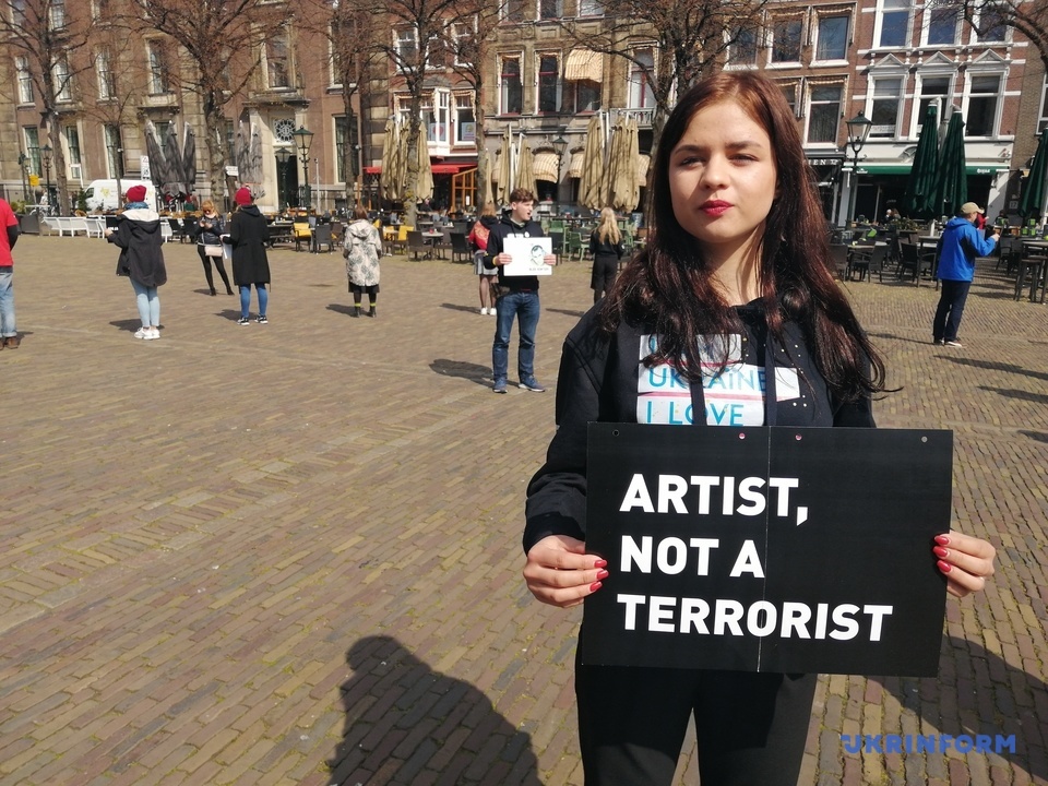 «Верните нашего режиссера» - николаевские студенты устроили в Гааге акцию в поддержку узников Кремля 9