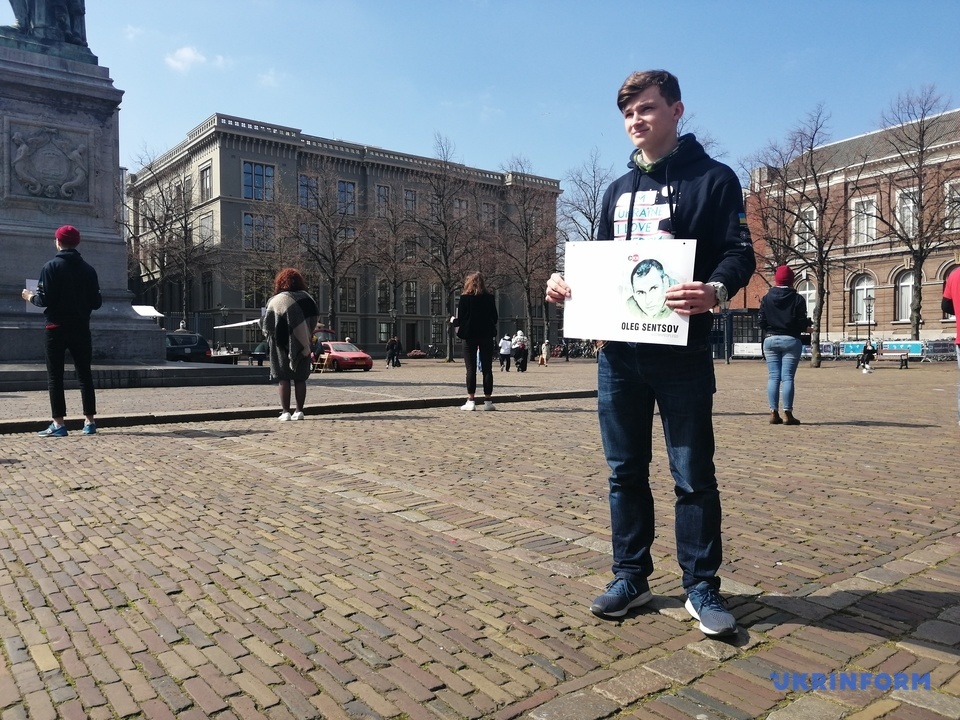«Верните нашего режиссера» - николаевские студенты устроили в Гааге акцию в поддержку узников Кремля 11