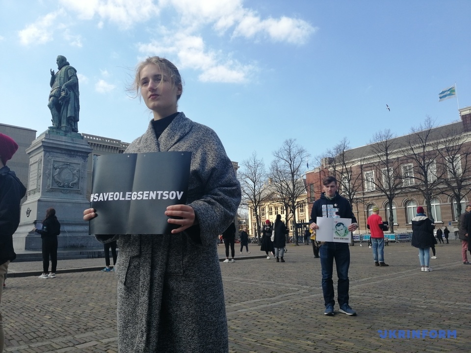 «Верните нашего режиссера» - николаевские студенты устроили в Гааге акцию в поддержку узников Кремля 13