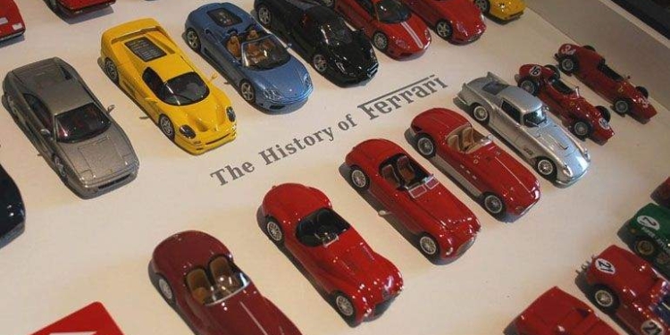 Эволюцию 205 легендарных Ferrari уместили в четыре минуты
