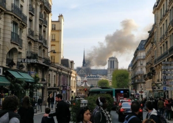 Во Франции загорелся Собор Парижской Богоматери