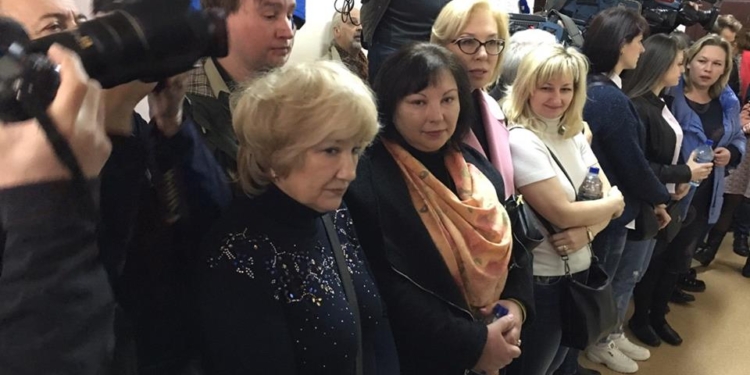 Денисова и родные пленных моряков приехали в Лефортовский суд