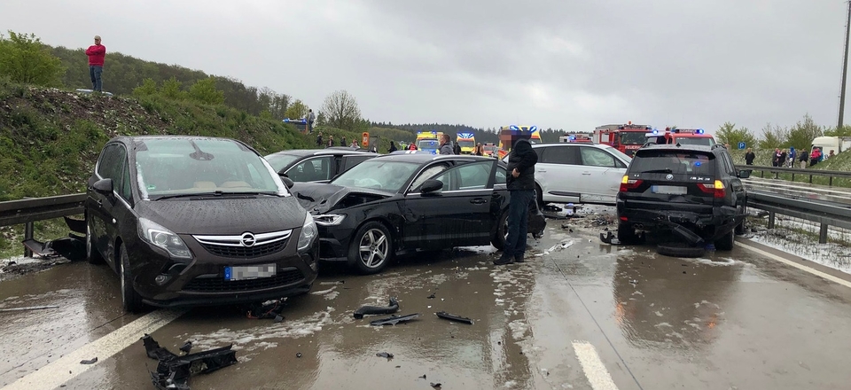 Из-за сильного града в Германии столкнулись 50 авто, есть пострадавшие 1