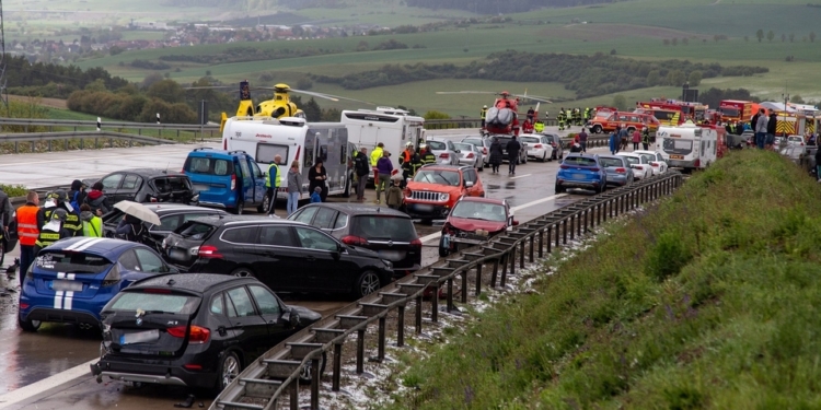 Из-за сильного града в Германии столкнулись 50 авто, есть пострадавшие