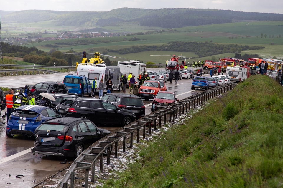 Из-за сильного града в Германии столкнулись 50 авто, есть пострадавшие 3