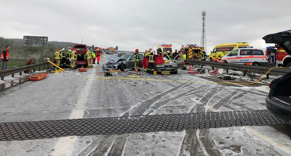 Из-за сильного града в Германии столкнулись 50 авто, есть пострадавшие 13