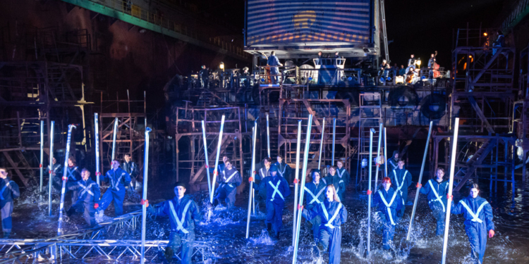 Опера в плавучем доке и балет кранов. ГогольФест в Мариуполе на судоремонтном заводе