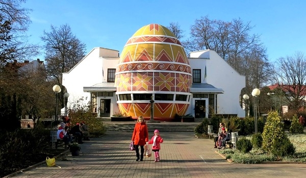 Любомир Кречковский собрал самую большую в мире коллекцию писанок и придумал музей в форме яйца