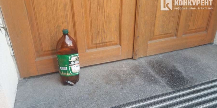 Перед входом в Луцкий городской совет мужчина угрожал самосожжением, требуя встречи с Зеленским