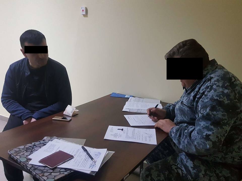 На Николаевщине грузина с криминальным прошлым и афганца на 6 месяцев поместят в пункт временного пребывания иностранцев 3