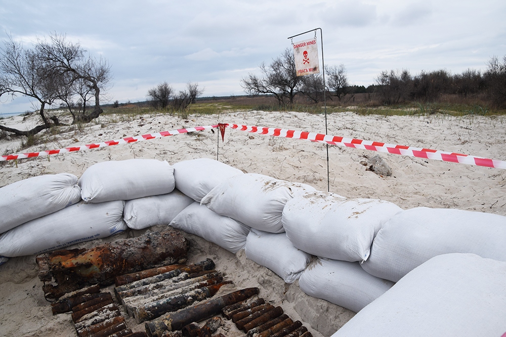 В прибрежной зоне Кинбурна спасатели Николаевщины нашли и обезвредили 70 снарядов времен прошлых войн 3