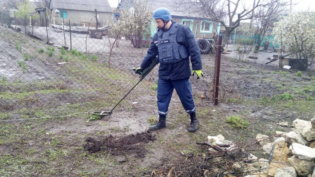 Житель Николаевщины на собственном огороде нашел артснаряд 3