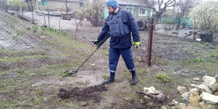 Житель Николаевщины на собственном огороде нашел артснаряд