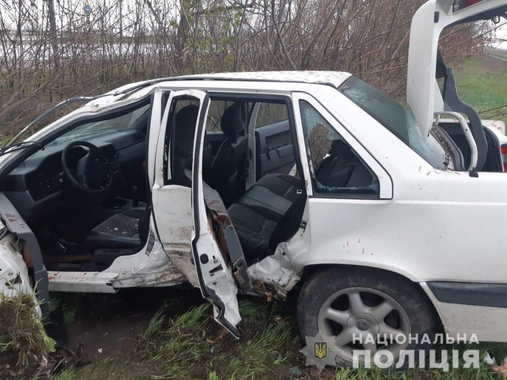 В Николаеве 16-летний решил покатать своих друзей на машине – после ДТП двое оказались в больнице 3