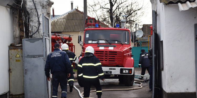 В Николаеве тушили автошколу – спасатели подозревают поджог