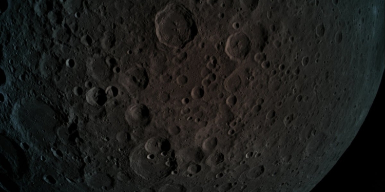 Израильский лунный аппарат сделал снимки обратной стороны Луны