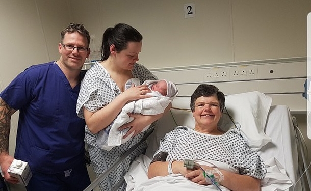 Британка в 55 лет выносила ребенка для бесплодной дочери