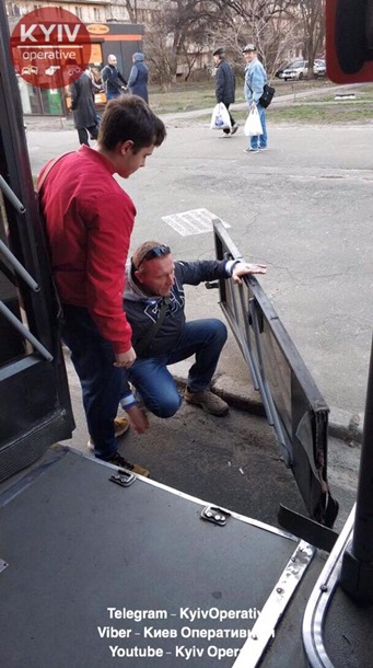 В Киеве мужчина выпал из троллейбуса вместе с дверью 1