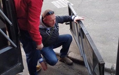 В Киеве мужчина выпал из троллейбуса вместе с дверью 3