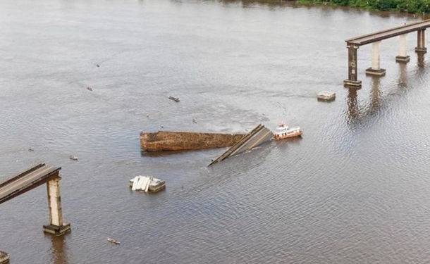В Бразилии паром протаранил мост. Есть жертвы