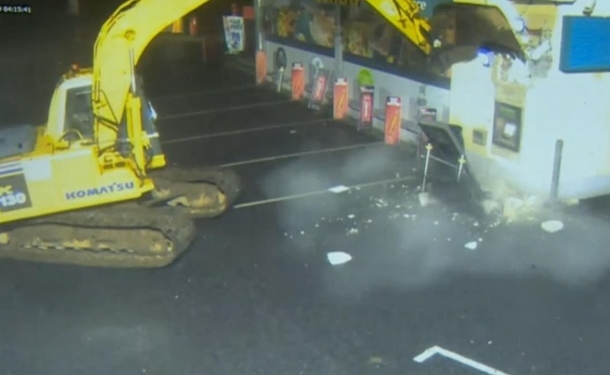 В Ирландии банкомат похитили с помощью экскаватора