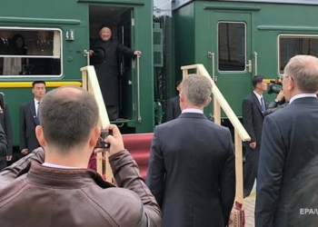 Ким Чен Ына встречали в РФ с караваем и трапом к бронепоезду