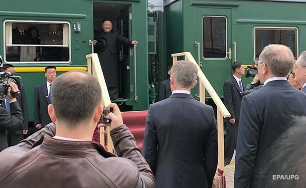 Ким Чен Ына встречали в РФ с караваем и трапом к бронепоезду