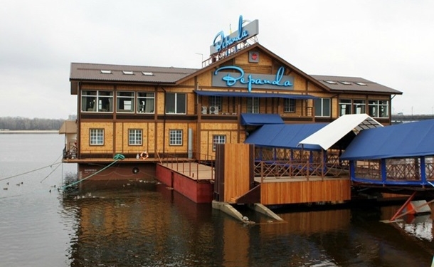 В Киеве обстреляли плавучий ресторан